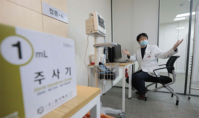 지난 2월 1일 국립중앙의료원 관계자들이 코로나19 백신 초기 접종이 진행되는 서울 중구 국립중앙의료원 중앙예방접종센터 접종실을 점검하고 있다. ⓒphoto 뉴시스