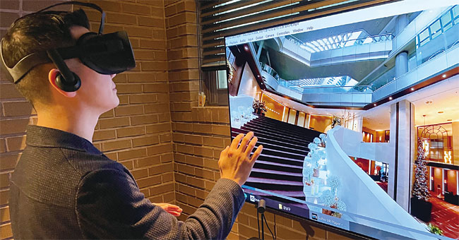 가상현실(VR) 기기를 통해 서울 지역 웨딩홀을 체험·관람하는 모습. ⓒphoto 웨딩북