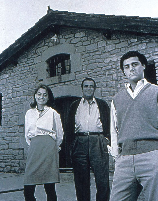 마르케스 데 무리에타의 현 경영진은 1983년 와이너리를 인수한 현 빈센테 사가리가 회장(오른쪽)의 아버지(가운데)로부터 출발한다.