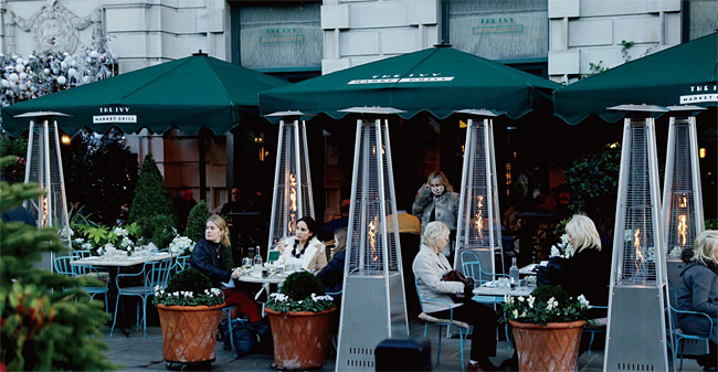 시내 레스토랑에서 식사 중인 런던 시민들. ⓒphoto 뉴시스