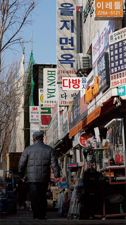 업력 60년 이상 된 노포(老鋪)들도 코로나19의 여파는 피해 가지 못했다. 서울 지역의 대표적인 노포들이 모여 있는 을지로 일대 식당들 중에서도 매출 하락을 견디지 못해 문을 닫는 가게가 속출하고 있다. ⓒphoto 김연정 조선일보 객원기자