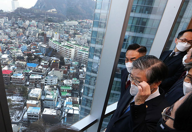 지난 2월 5일, 서울 용산구 동자동 쪽방촌을 내려다보는 변창흠 국토교통부 장관. ⓒphoto 뉴시스