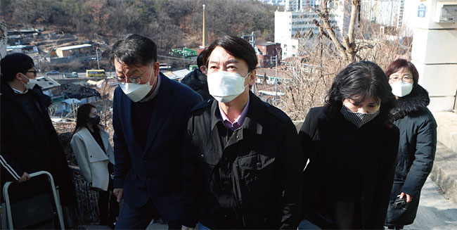 지난 2월 9일 서울 노원구 중계동의 백사마을을 찾은 안철수 국민의당 예비후보. ⓒphoto 뉴시스