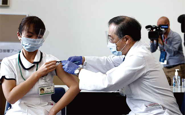지난 2월 17일 일본 도쿄의료센터에서 한 의료종사원이 코로나19 백신을 접종하고 있다. ⓒphoto 뉴시스