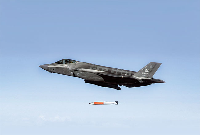 지난해 8월 B16-12 전술핵 투하 훈련을 하는 미 공군의 F-35A. ⓒphoto theavistionist.com