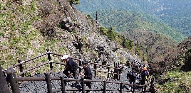 지리산 천왕봉 바로 직전의 깔딱 계단을 오르는 등산객들. ⓒphoto 최홍섭