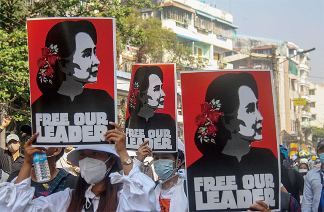 지난 3월 2일 미얀마 양곤에서 시위대들이 아웅산 수치 여사의 석방을 요구하는 플래카드를 들고 시위를 벌이고 있다. ⓒphoto 뉴시스