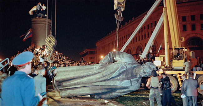 1991년 루비얀카 광장에서 철거되는 KGB 창설자 제르진스키 동상.