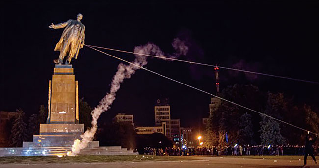 2014년 우크라이나 수도 키예프에서 철거되는 레닌 동상.