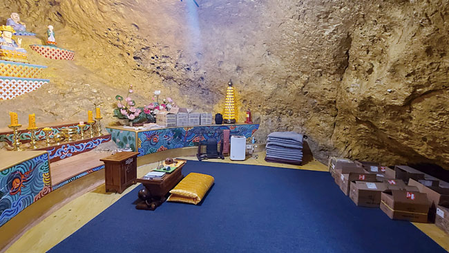 마이산 해발 550m 지점에 위치한 천연 바위동굴인 천상굴 내부.