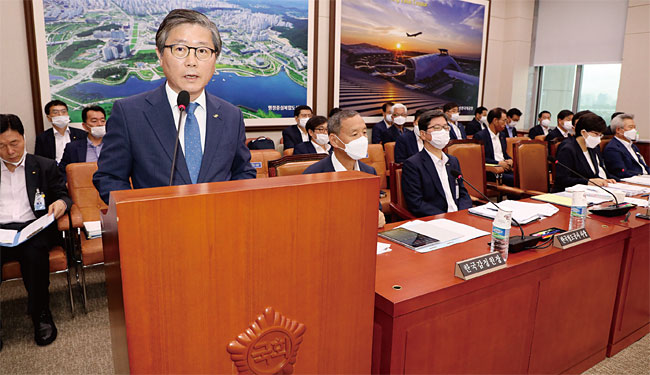 지난해 8월 3일 당시 변창흠 LH 사장이  서울 여의도 국회에서 열린 국토교통위원회 전체회의에서 업무보고를 하고 있다. ⓒphoto 뉴시스