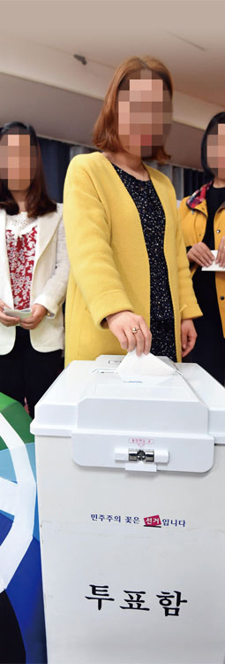 2018년 지방선거 때 사전투표 체험에 참가한 외국인 유권자들. ⓒphoto 뉴시스