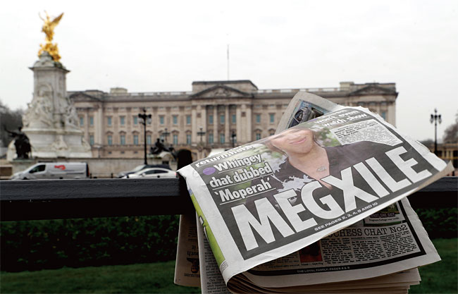 해리 왕자 인터뷰 파문 기사가 실린 한 신문이 지난 3월 8일 버킹엄궁 인근 난간 위에서 바람에 나부끼고 있다. ⓒphoto 뉴시스