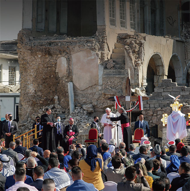 이라크를 방문한 프란치스코 교황이 지난 3월 7일 모술의 폐허가 된 교회 터에서 미사를 집전하고 있다. ⓒphoto 뉴시스
