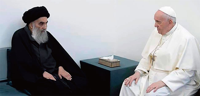 지난 3월 6일 시아파 이슬람교 최고지도자인 알 시스타니와 만난 프란치스코 교황(오른쪽).