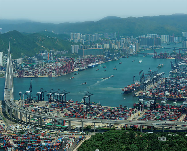 홍콩항 콰이칭컨테이너터미널과 앙촨저우대교(왼쪽). ⓒphoto 홍콩해운항구국(HKMPB)