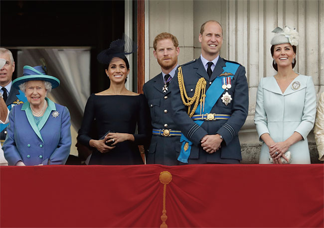 2018년 7월 런던 버킹엄궁에서 손자인 해리 왕자·메건 마클 부부(여왕 옆), 윌리엄 왕자·케이트 미들턴 부부와 함께 에어쇼를 관람하는 엘리자베스 2세 여왕. ⓒphoto 뉴시스