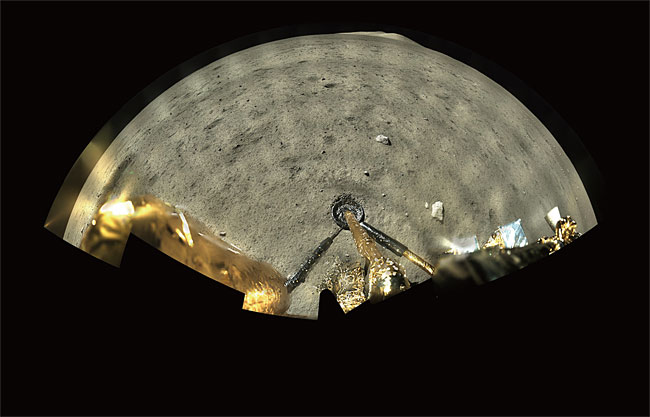 지난해 발사된 무인 달 탐사선 창어5호가 달 표면에 착륙한 후 보내온 사진. ⓒphoto 뉴시스