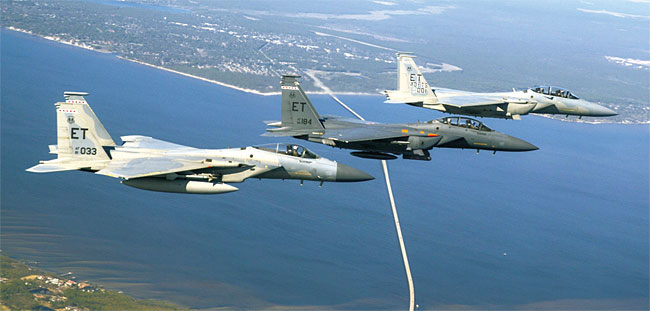 합동비행을 하고 있는 미 공군 F-15 계열 신구형 전투기들. 왼쪽부터 F-15C, F-15E, 최신형인 F-15EX다. ⓒphoto 미 공군