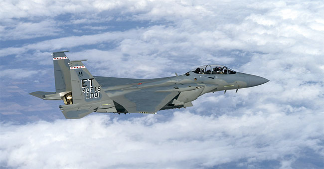 미 공군 최신형 F-15EX 전투기 1호기가 지난 3월 11일 첫 실전배치를 위해 플로리다주 에글린 공군기지를 향하고 있다. F-15EX는 무려 13t의 각종 폭탄·미사일을 탑재할 수 있어 ‘전투기 끝판왕’으로 통한다. ⓒphoto 미 공군