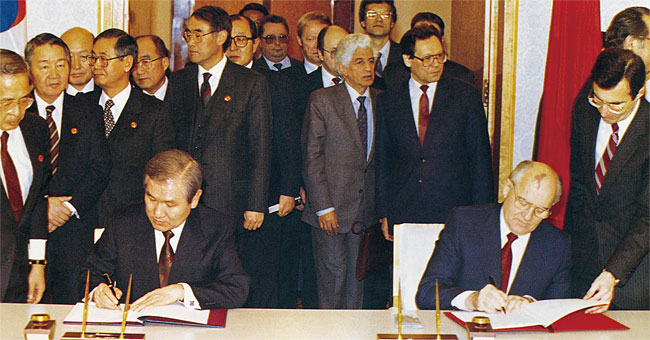 1990년 12월 14일 노태우 대통령과 고르바초프 소련 대통령이 모스크바 크렘린궁에서 ‘대한민국과 소비에트사회주의공화국연방 간 관계의 일반 원칙에 관한 선언’에 서명하고 있다. ⓒphoto 월간조선