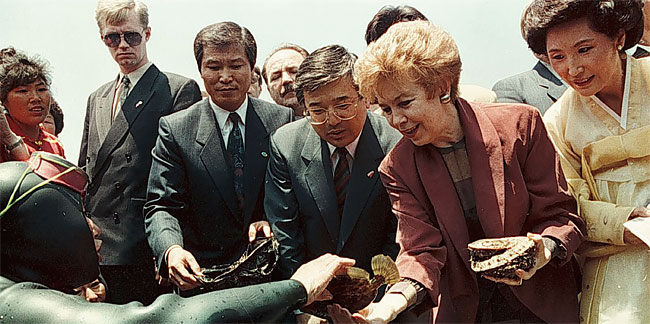 1991년 4월 20일 제주에서 열린 한·소정상회담 당시 영부인 김옥숙 여사(오른쪽)와 미하일 고르바초프 소련 대통령의 아내 라이사 막시모브나가 중문단지 내의 해녀촌을 방문했다. ⓒphoto 조선일보 특별취재반