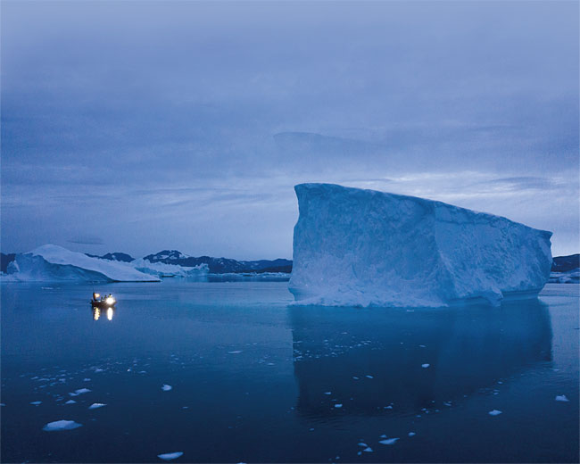 2019년 8월 15일 배 한 척이 덴마크 자치령인 그린란드 동부의 빙하 주변을 지나고 있다. ⓒphoto AFP·연합