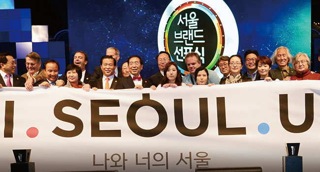 박원순 전 서울시장(가운데 빨간 나비넥타이)이 재임 중이던 2015년 10월 28일 열린 서울 브랜드 선포식. 지금은 당초 채택된 ‘I.SEOUL.U(나와 너의 서울)’에서 ‘I·SEOUL·U(너와 나의 서울)’로 바뀌었다. ⓒphoto 뉴시스
