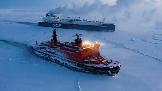 지난 3월 26일 트위터에 올라온 러시아 쇄빙선과 유조선의 북극해 항해 장면. ⓒphoto 트위터