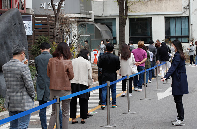 4월 2일 서울 종로구청에 차려진 종로1,2,3,4가동 사전투표소에서 유권자들이 사전투표를 하기 위해 줄을 서있다. ⓒphoto뉴시스