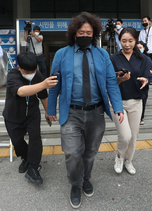 지난해 7월 27일 서울 마포경찰서에서 방송인 김어준씨가 조사를 마치고 경찰서를 빠져 나가고 있다. 김씨는 당시 위안부 피해 이용수 할머니 '배후설'을 주장하면서 한 시민단체로부터 명예훼손으로 고발 당했다. ⓒphoto 장련성 조선일보 기자