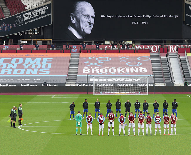 지난 4월 11일 런던 스타디움에서 프리미어리그 선수들이 필립 공의 사망 소식에 애도를 표하고 있다. ⓒphoto 뉴시스