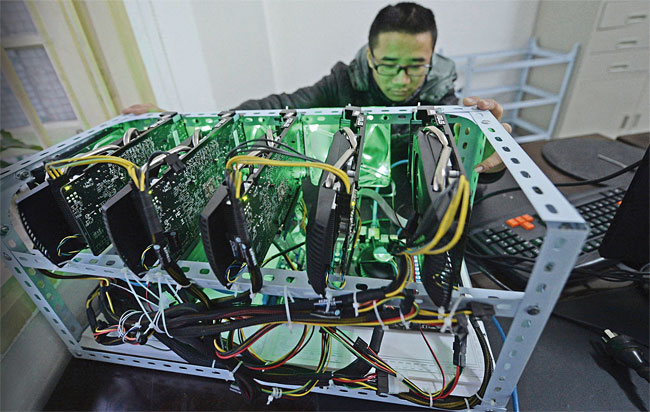 중국 충칭의 비트코인 채굴 업체 ‘랜드마이너’에서 비트코인 채굴용 컴퓨터를 수리하고 있다. ⓒphoto 뉴시스