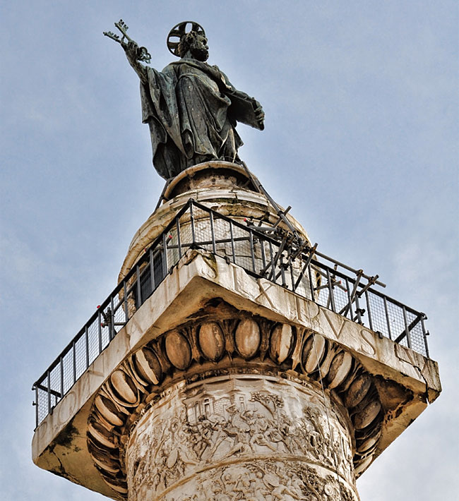 로마에 있는 트라야누스 전승기념 탑. 맨 위의 동상은 사도 베드로다. ⓒphoto 셔터스톡