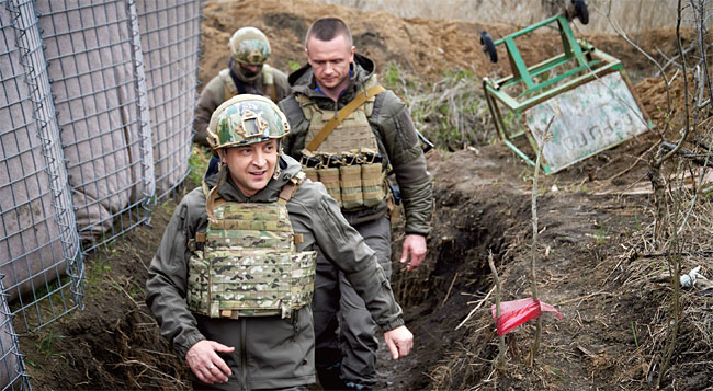 우크라이나 젤렌스키 대통령이 최근 러시아가 군사력을 증강시키고 있는 돈바스 지역을 순찰하고 있다. ⓒphoto 뉴시스