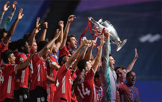 바이에른 뮌헨의 마누엘 노이어가 지난해 8월 23일(현지시각) 파리 생제르맹(PSG)과의 2019~2020 유럽축구연맹(UEFA) 챔피언스리그(UCL) 결승전에서 승리한 뒤 트로피를 들어올리며 동료들과 함께 기뻐하고 있다. ⓒphoto 뉴시스