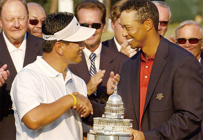 2007년 7월 8일 미 메릴랜드주 베데스다의 콩그레셔널골프장에서 열린 미국프로골프(PGA) 투어 AT&T내셔널에서 우승을 차지한 한국의 최경주가 타이거 우즈로부터 우승 트로피와 함께 축하를 받고 있다. ⓒphoto 연합