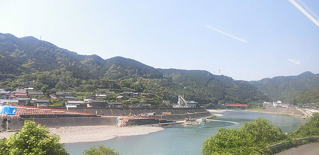야쯔시로시를 흐르는 구마가와. photo: Wikipedia Creative Commons