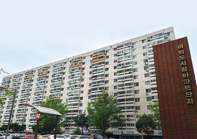 오세훈 서울시장이 긴급 재건축 대상으로 지목한 서울 영등포구 여의도 시범아파트.