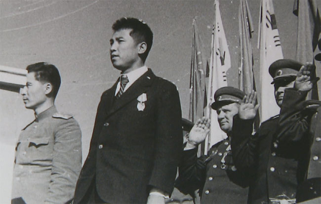1945년 10월 14일 열린 ‘소련군 환영 평양시민 군중대회’에 참석한 33세의 김일성.