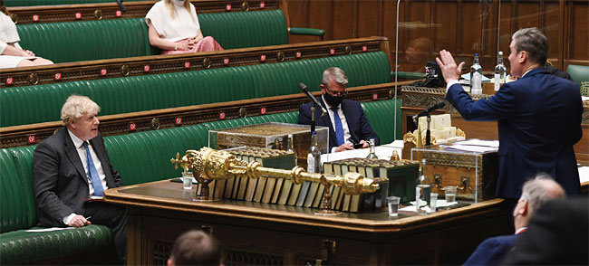 보리스 존슨 영국 총리(왼쪽)가 지난 4월 28일 국회의사당에서 커밍스 폭로 사태와 관련해 노동당 당수 키어 스타머의 질의를 받고 있다. ⓒphoto 뉴시스