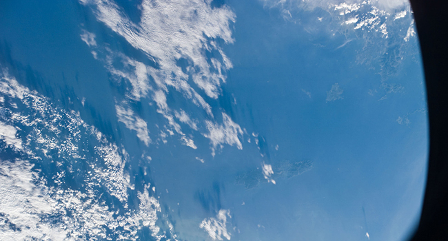 미국 항공우주국(NASA) 우주정거장 STS-121의 창에서 촬영한 대한해협. 왼쪽 아래쪽에 일본 규슈 북서단, 가운데 이키 섬과 대마도, 오른쪽 위로 한반도 동남단이 보인다. ⓒphoto. 퍼블릭 도메인