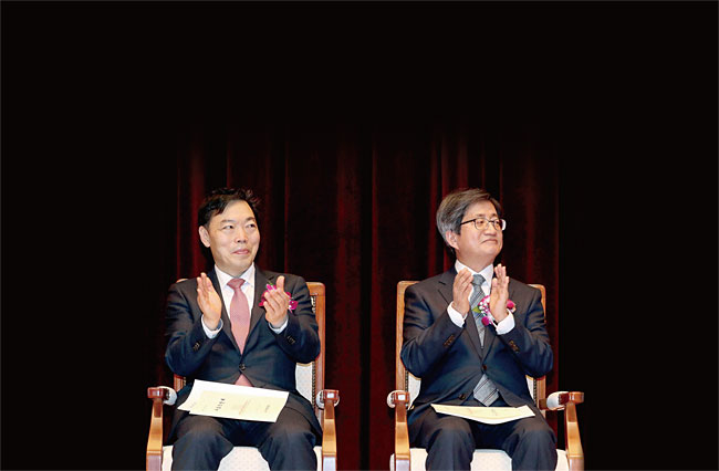 김명수 대법원장(오른쪽)과 김오수 법무부 차관이 2020년 1월 13일 경기 고양 사법연수원에서 열린 제49기 사법연수생 수료식에 참석해 박수를 치고 있다. ⓒphoto 뉴시스