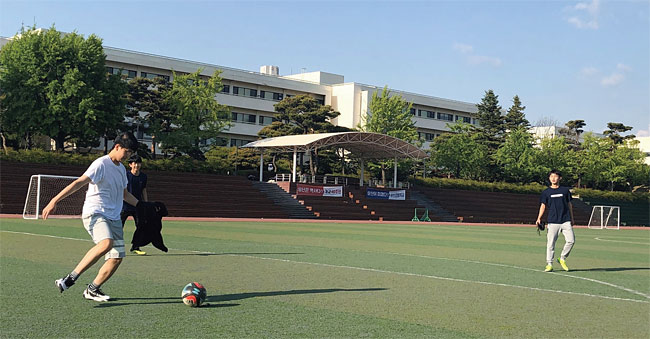 상산고 운동장에서 학생들이 축구를 하고 있다.