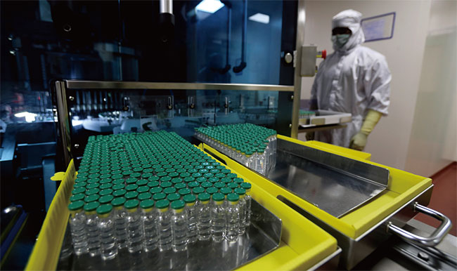 세계 최대 백신 생산기지 중 하나인 인도 세럼연구소에서 만드는 아스트라제네카 백신의 수출량이 최근 들어 급감했다. ⓒphoto 뉴시스