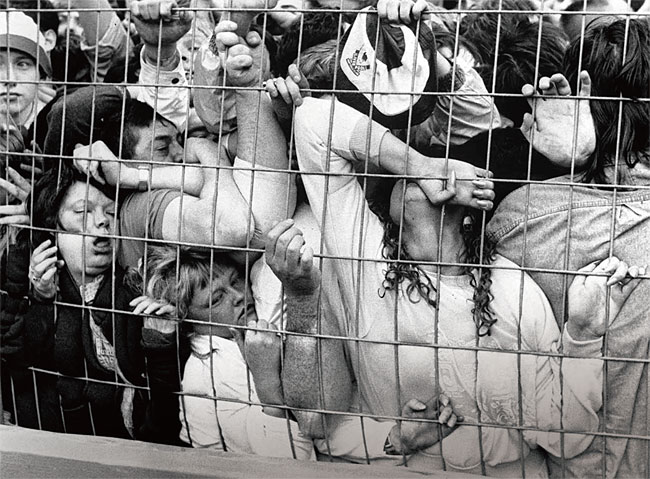 1989년 4월 벌어진 힐스버러 참사는 축구장에 한꺼번에 몰려든 팬들로 인해 경기장과 관람석을 가른 철조망에 팬들이 눌리면서 압사당해 벌어졌다. 당시 사고로 96명이 사망했다. ⓒphoto rarehistoricalphotos.com