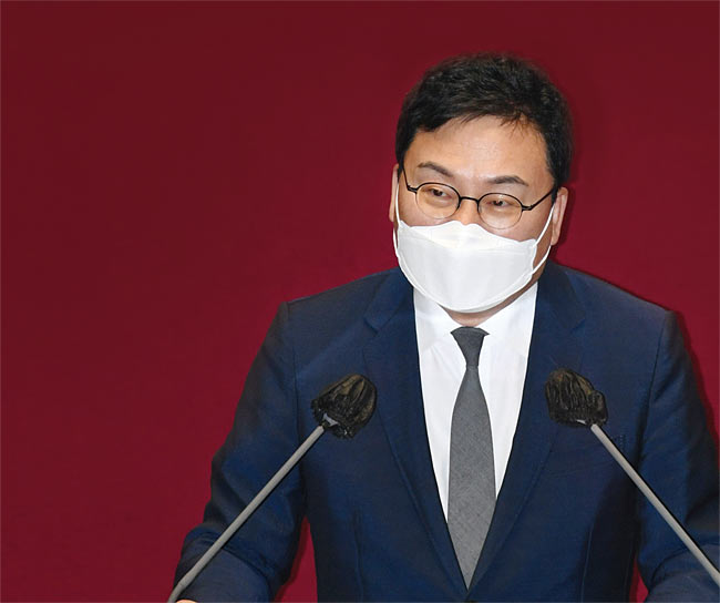 무소속 이상직 의원이 지난 4월 21일 서울 여의도 국회에서 열린 본회의에서 본인의 체포동의안에 대해 신상발언하고 있다. ⓒphoto 연합