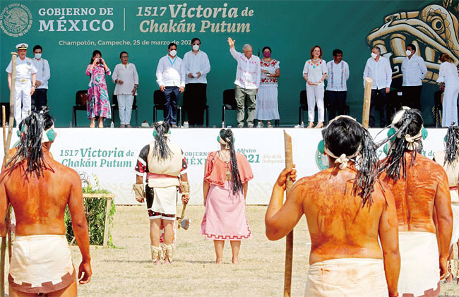 오브라도르 멕시코 대통령(가운데)이 지난 3월 25일 마야인의 대스페인 투쟁 기념일에 연설하고 있다. ⓒphoto EPA