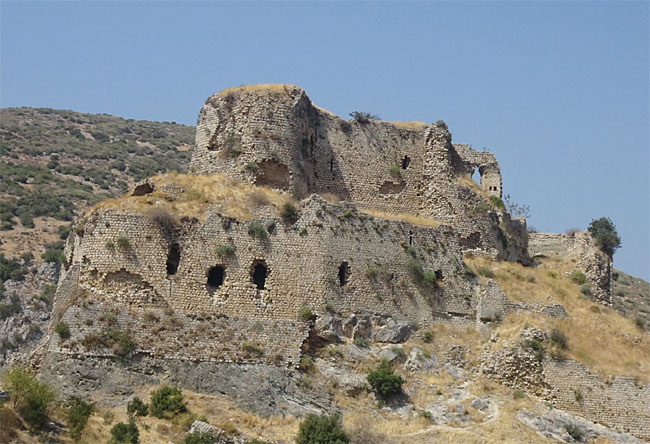 멀리서 바라본 바그라스 성. 깎아지른 절벽 위에 작은 벽돌을 콘크리트로 이어붙인 비잔틴 건축 방식으로 지어졌다.