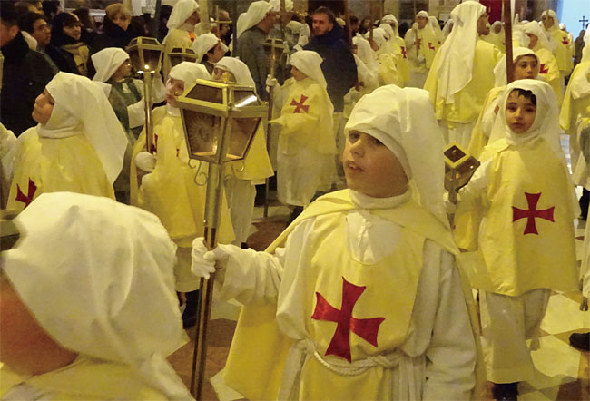 흰 천에 붉은 십자가가 그려진 템플기사단의 옷을 입은 아이들.